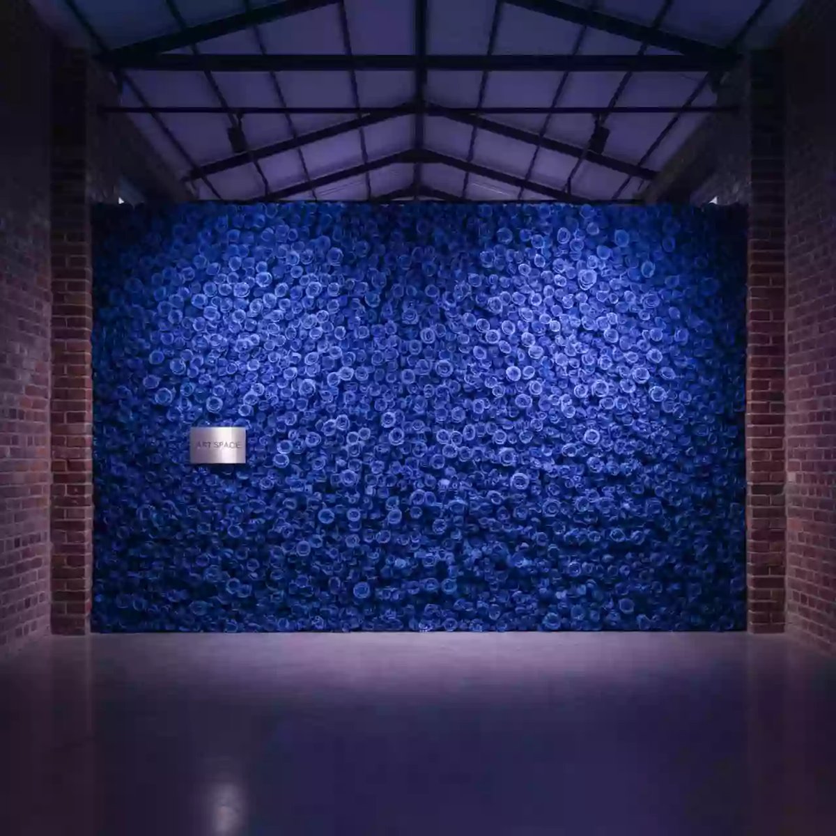 Аренда Стена цветочная голубые розы в усадьбе Голицына — ART SPACE