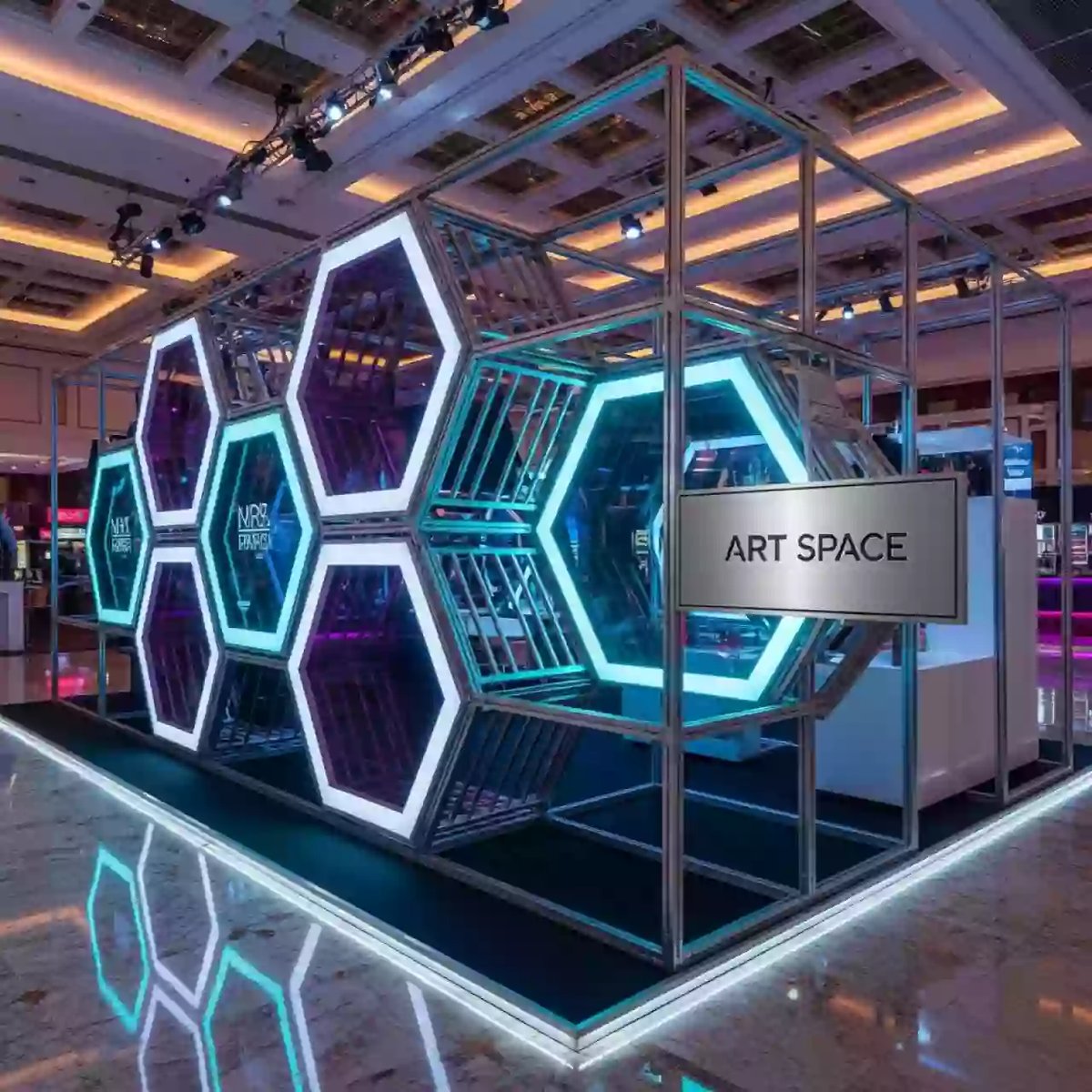 Аренда Стенд гексагон в казино «Сочи» — ART SPACE