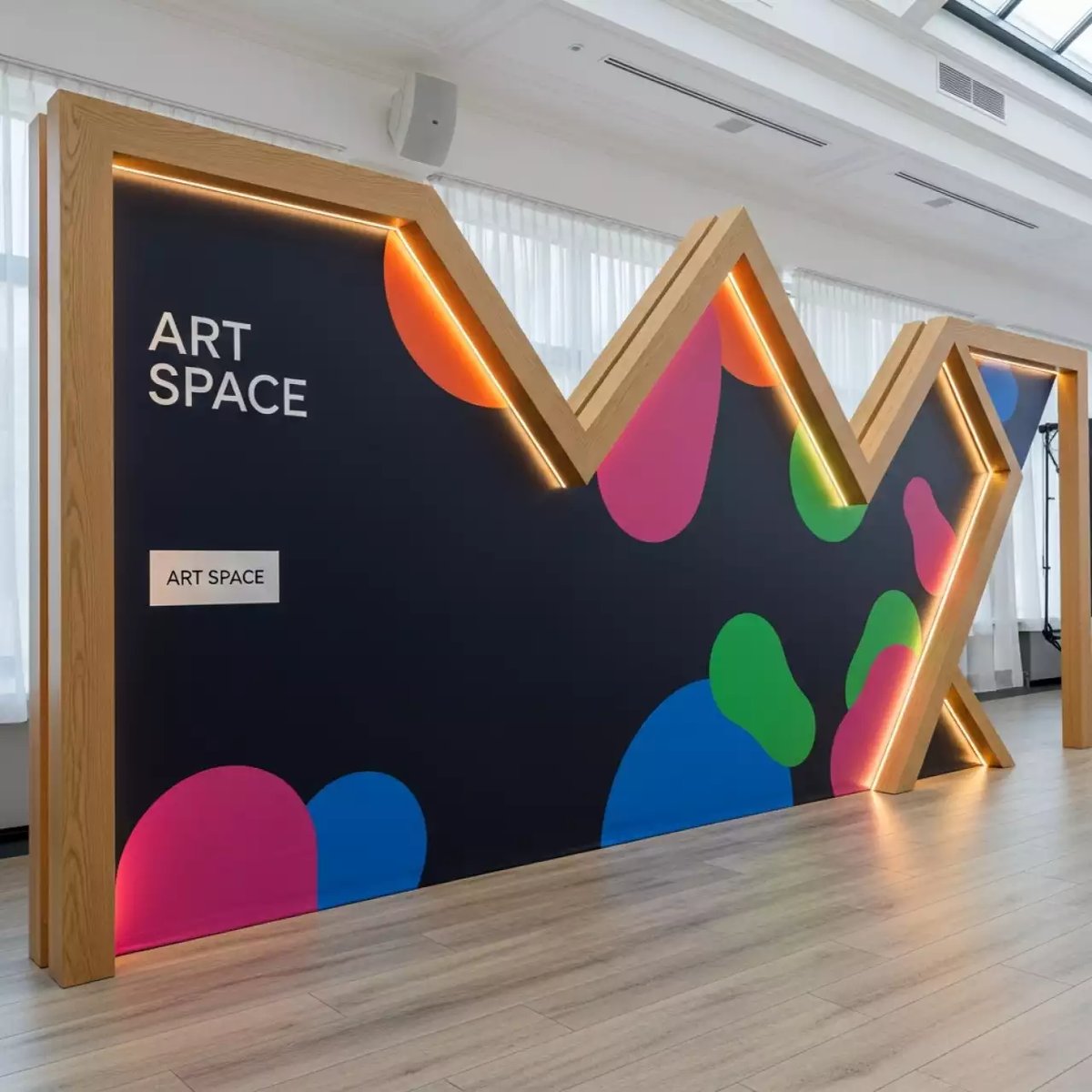 Аренда Стенд зигзаг с объемным брусом баннером блэкаут и контражурной подсветкой в ресторане «Плакучая Ива» — ART SPACE