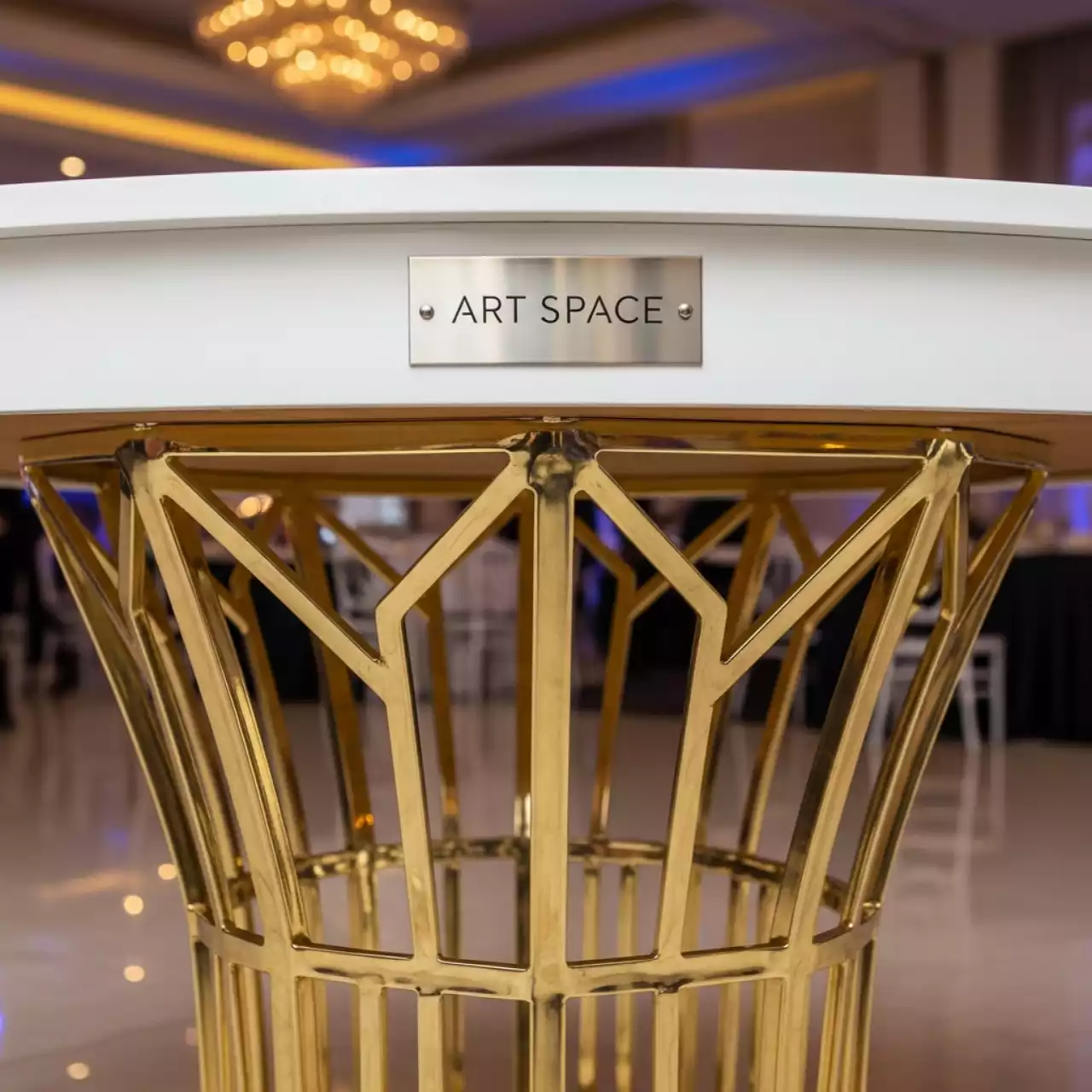 Аренда Стол банкетный Affari white & gold в Karat Resort — ART SPACE