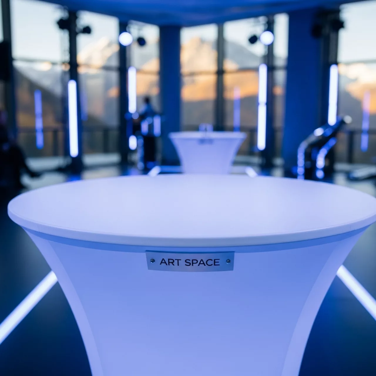 Аренда Стол банкетный круглый пластиковый D 0,8 м в Гранд Отель Поляна — ART SPACE