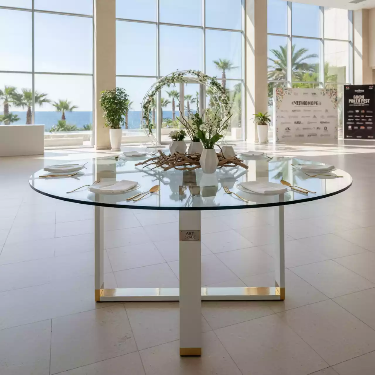 Аренда Стол банкетный круглый золотой Loft прозрачная столешница белое подстолье в санатории «Черноморье» — ART SPACE