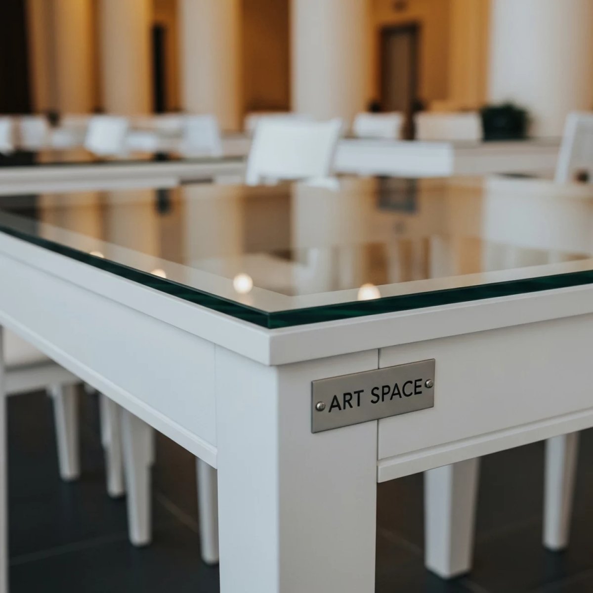 Аренда Стол банкетный Loft White прозрачная столешница белое подстолье в санатории «Октябрьский» — ART SPACE