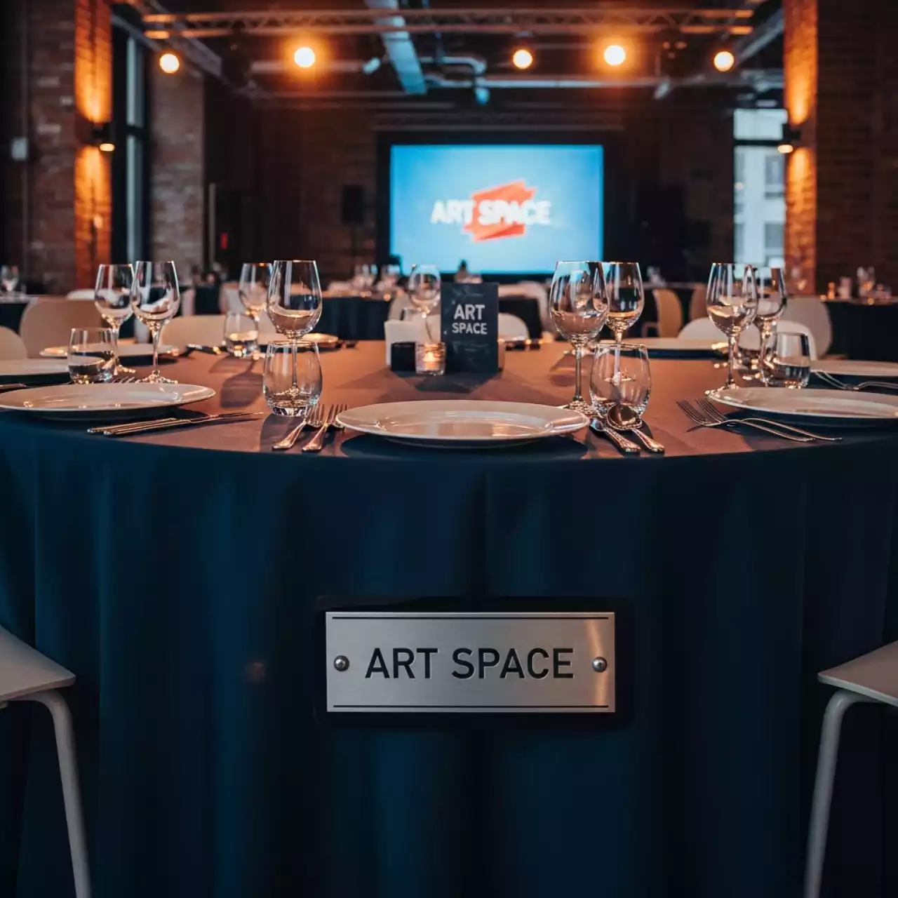 Аренда Стол банкетный под скатерть Banquet диаметр 180 в ресторане «Voda» — ART SPACE