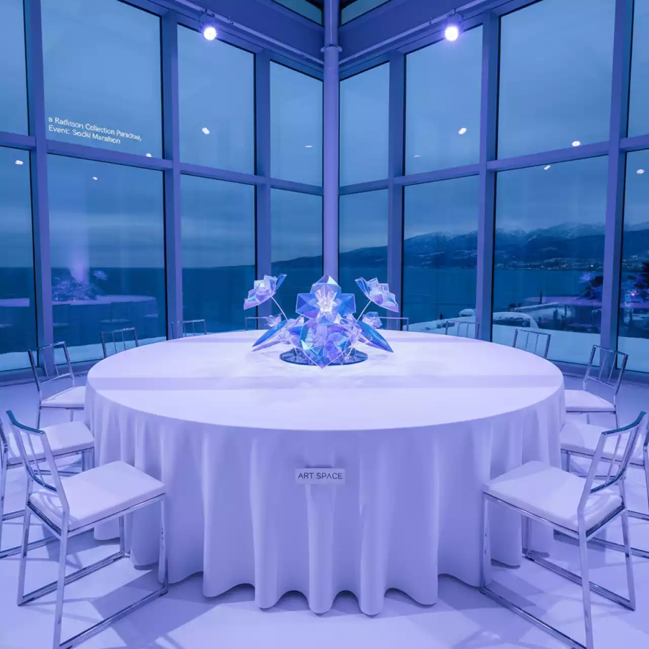 Аренда Стол банкетный White cloth D 180 2208WT в Radisson Collection Paradise — ART SPACE