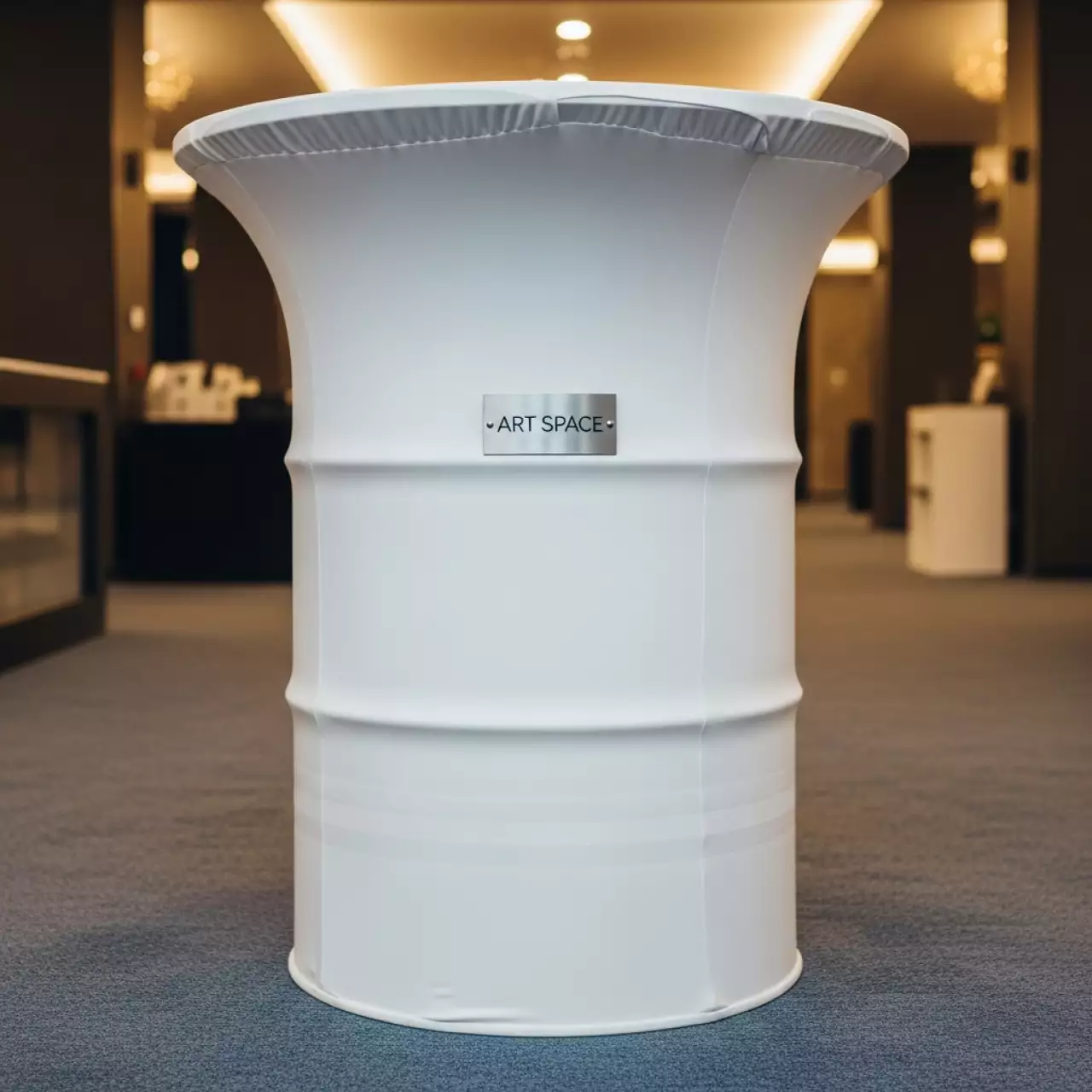 Аренда Стол барный бочка с белым чехлом в Golden Tulip Rosa Khutor — ART SPACE