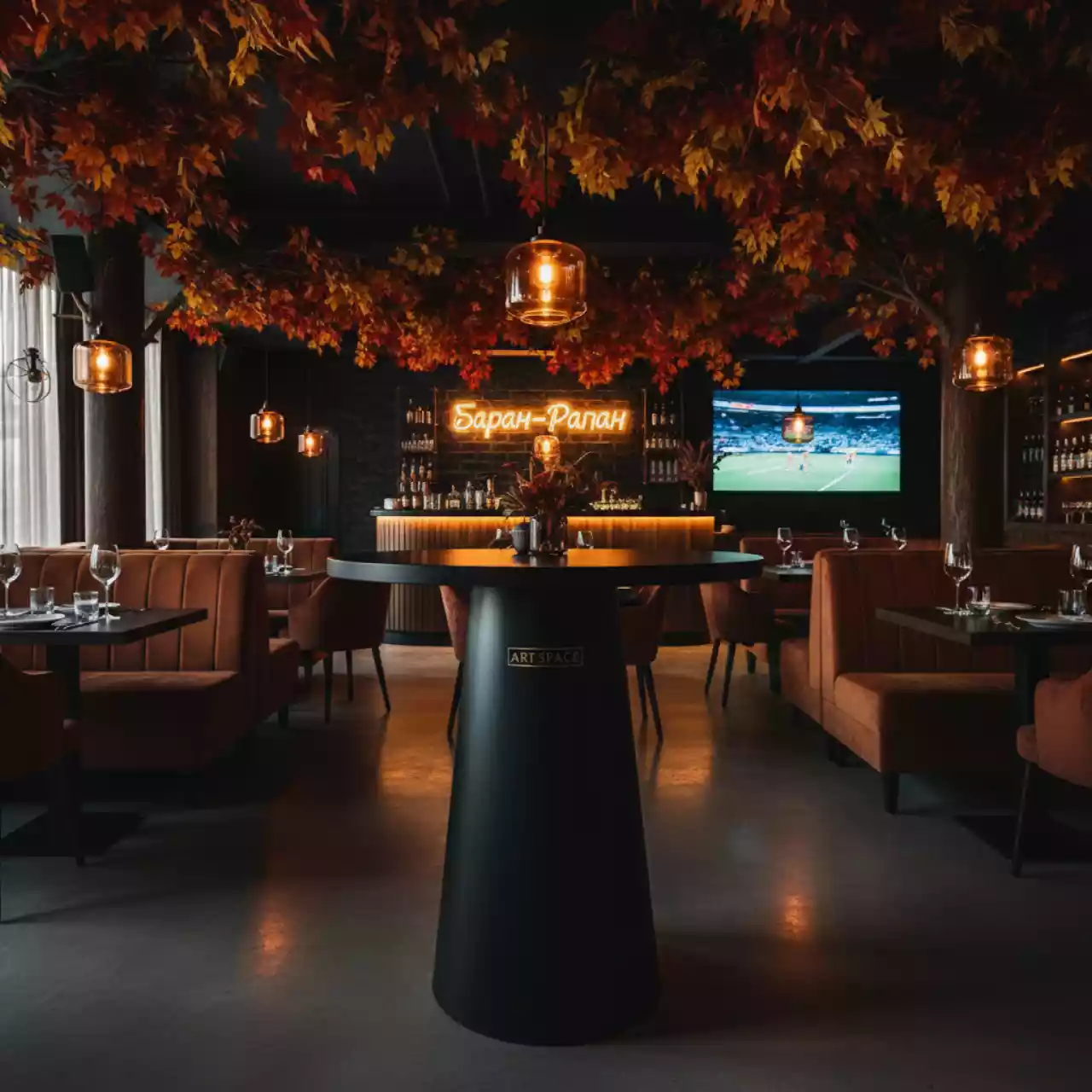 Аренда Стол барный чёрная столешница чёрное основание MIA BAR в ресторане «Баран-Рапан» — ART SPACE