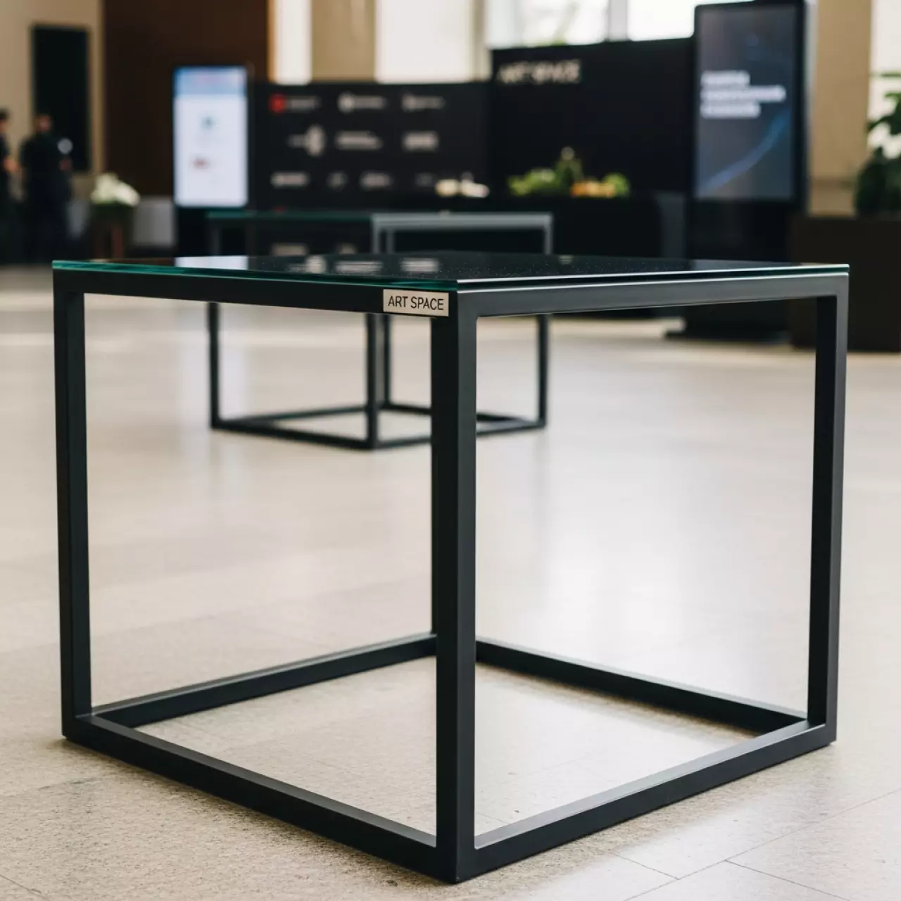 Аренда Стол барный Cube Black со столешницей из стекла в Mövenpick Hotel — ART SPACE