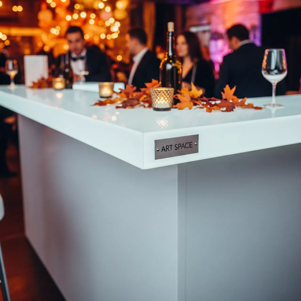 Аренда Стол барный дизайнерский White triangle в банкетном зале «Дельфин» — ART SPACE