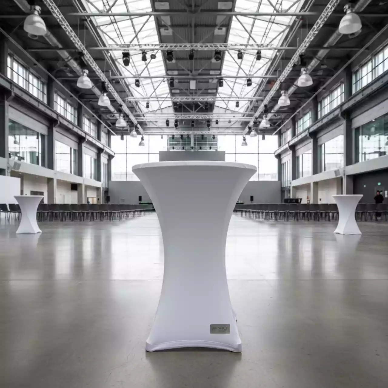 Аренда Стол барный коктейльный круглый D70хH105 см с белой стрейч скатертью в Ледовом дворце «Айсберг» — ART SPACE