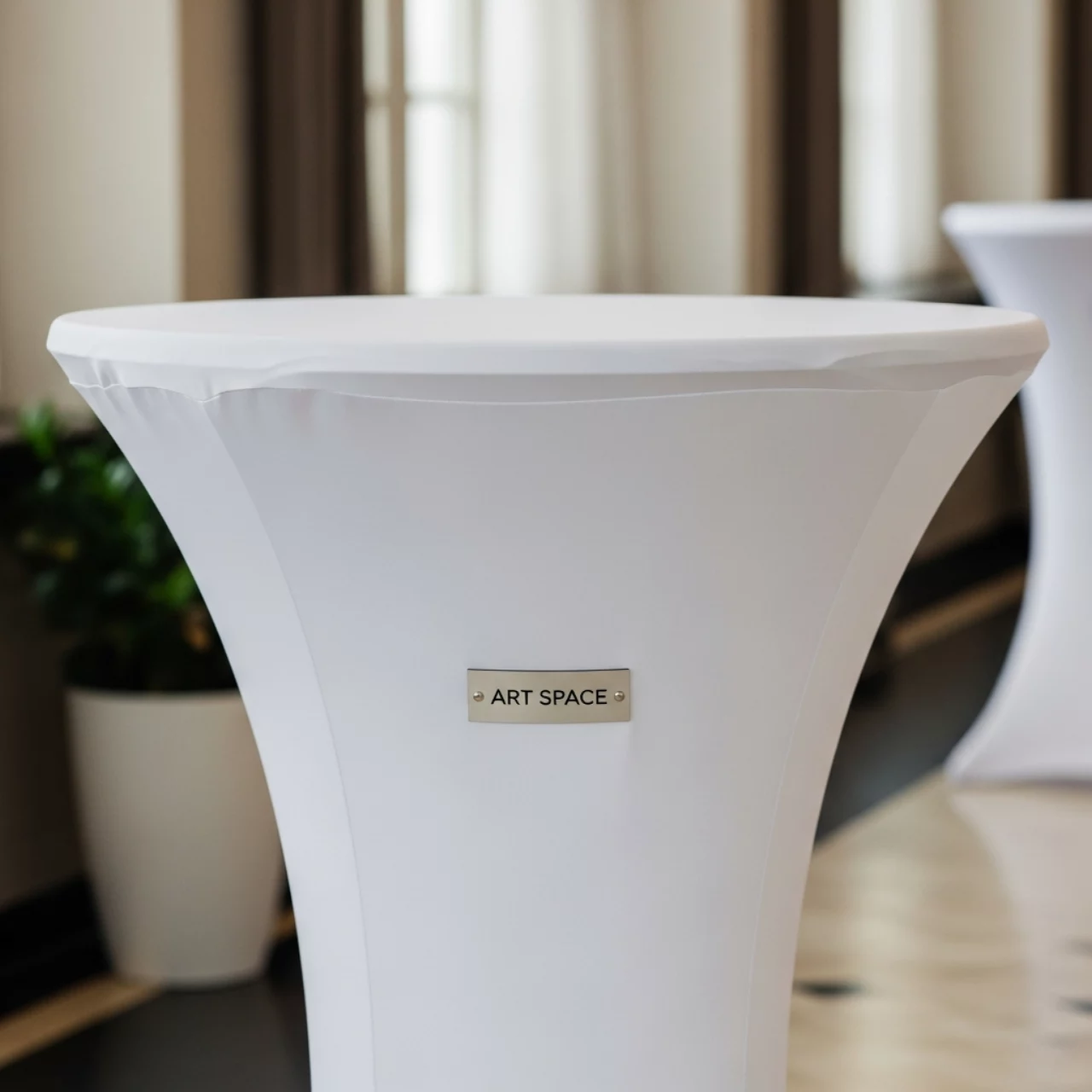 Аренда Стол барный коктейльный круглый с белой стрейч скатертью D70х105 см в Boutique Hotel PORTUM 1905 — ART SPACE