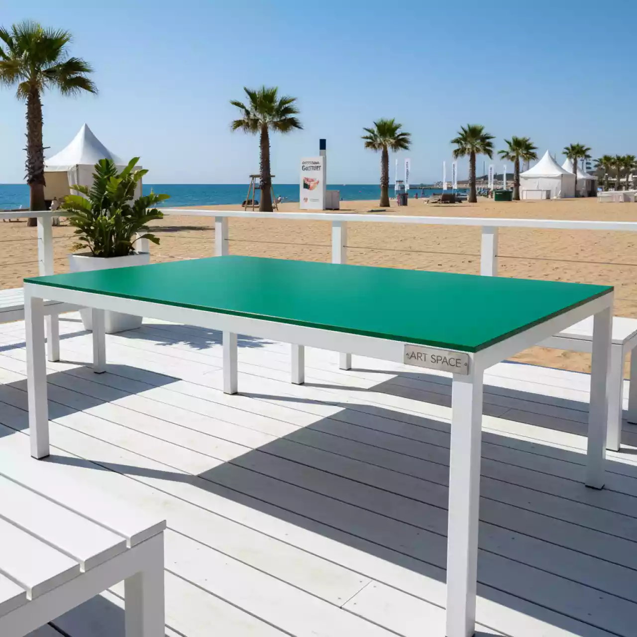 Аренда Стол белый с зеленой столешницей в пляжном комплексе VinoGrad — ART SPACE