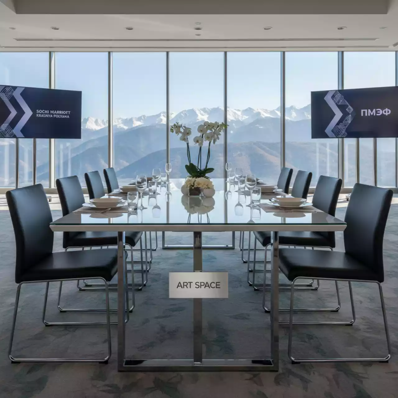 Аренда Стол Блас стекло белое глянец ножки хром в Sochi Marriott Krasnaya Polyana — ART SPACE