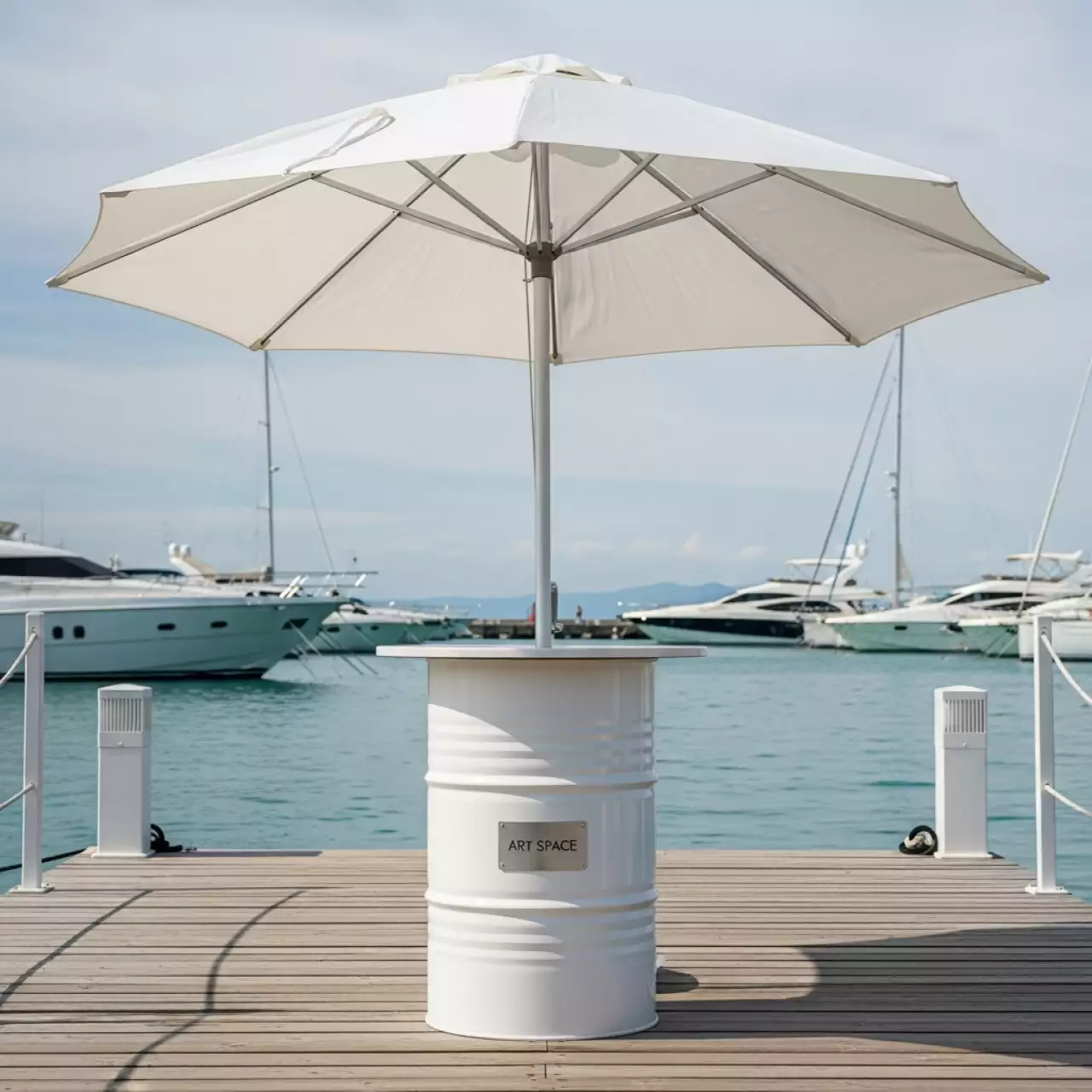 Аренда Стол бочка с белым зонтом на парусной регате (Сочи) — ART SPACE