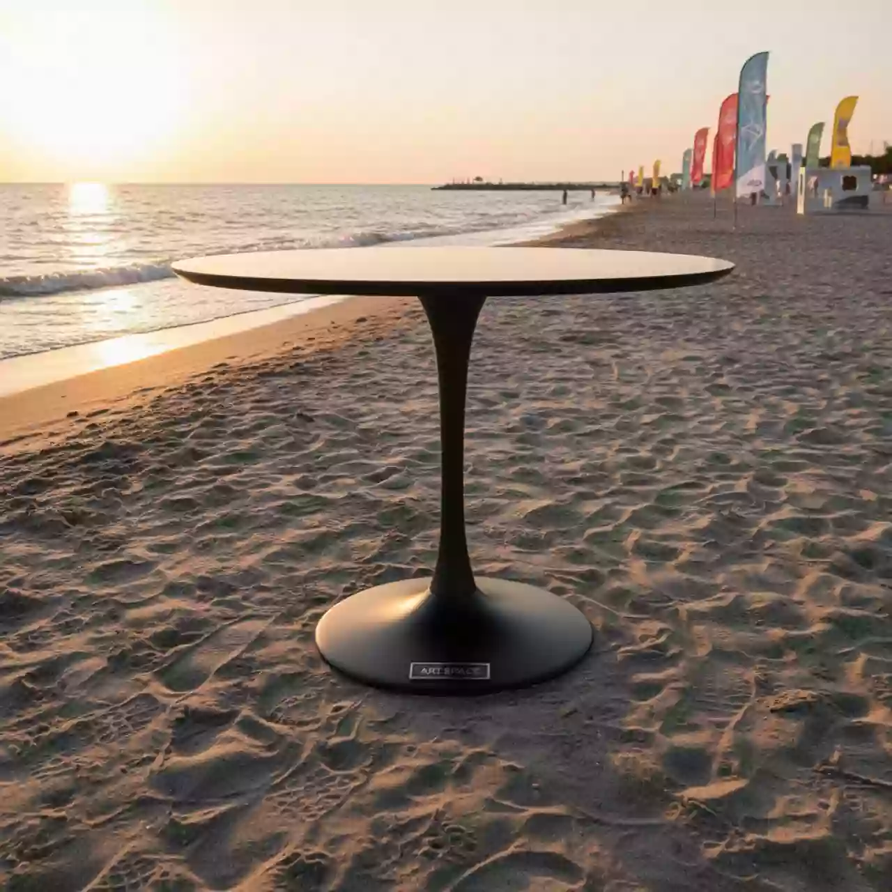 Аренда Стол черный Tulip style D 900 на пляже «Маяк» — ART SPACE