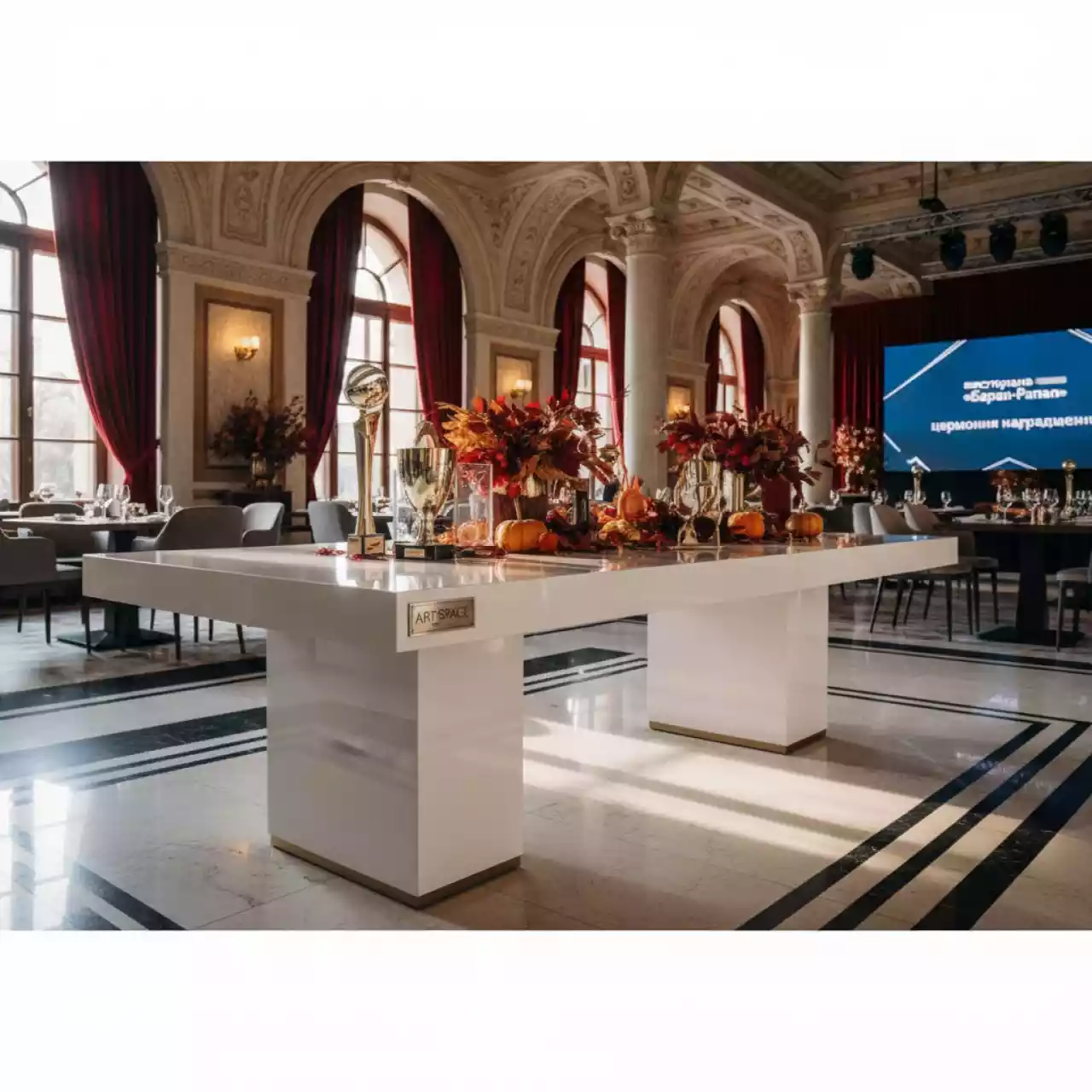 Аренда Стол деревянный Вуди белый глянец в ресторане «Баран-Рапан» — ART SPACE