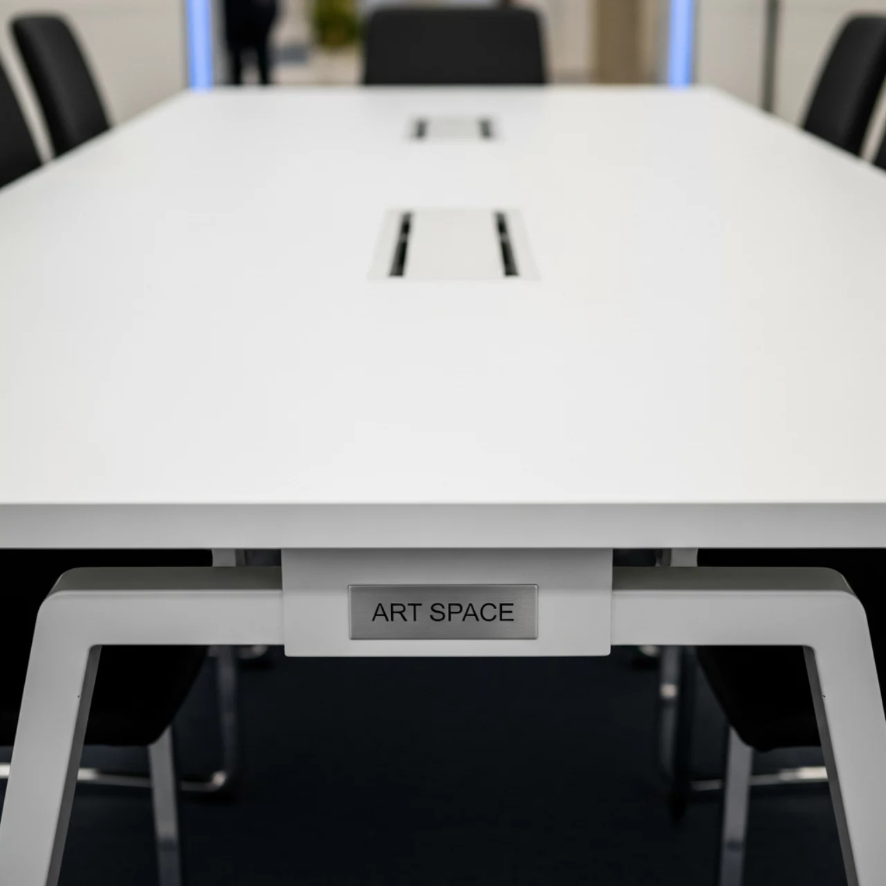 Аренда Стол для конференций белый с вырезом 180х70 см в казино «Сочи» — ART SPACE