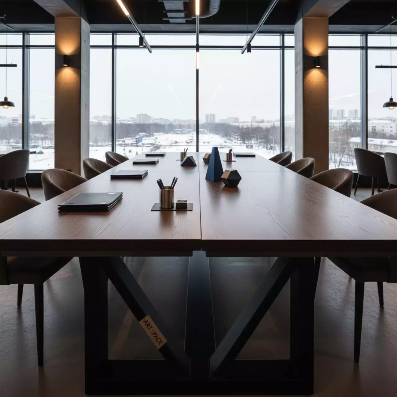 Аренда Стол для конференций Wellman в ресторане «Высота 5642» — ART SPACE