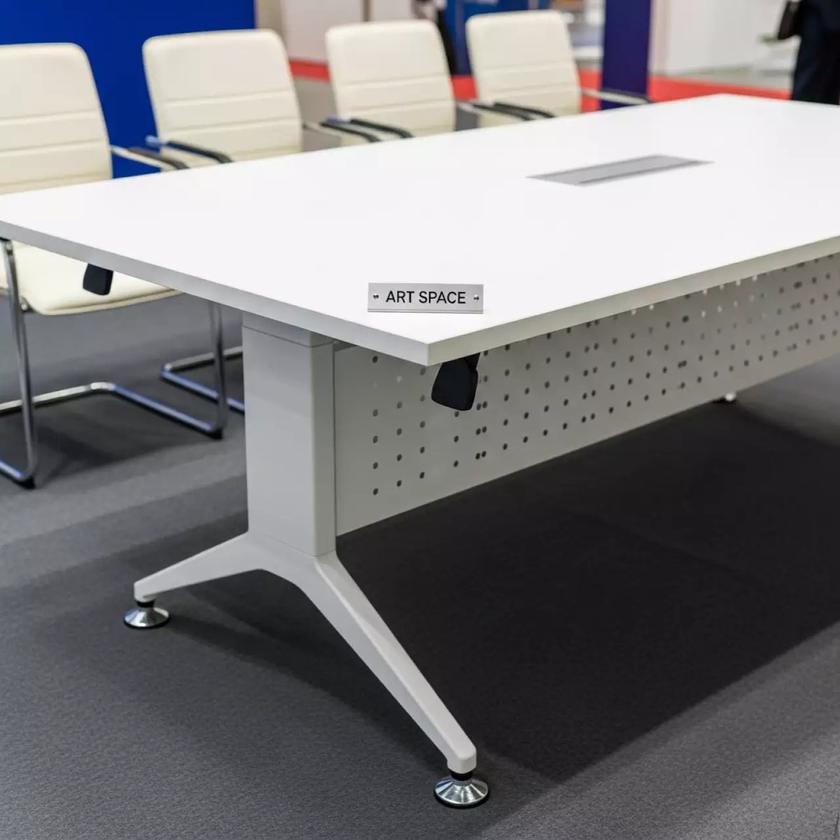 Аренда Стол для переговоров белый 2000х900 мм в ледовом дворце «Роза Хутор» — ART SPACE