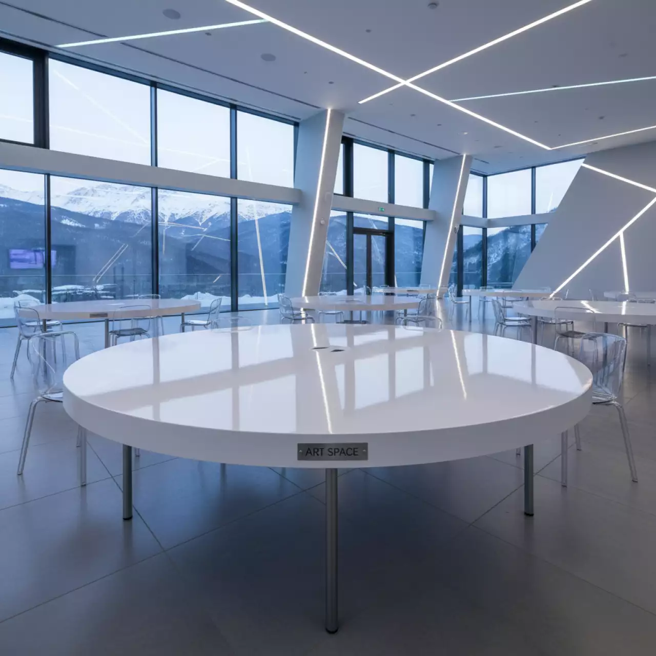 Аренда Стол для переговоров круглый белый D 180 см в Поляна 1389 Отель и Спа — ART SPACE