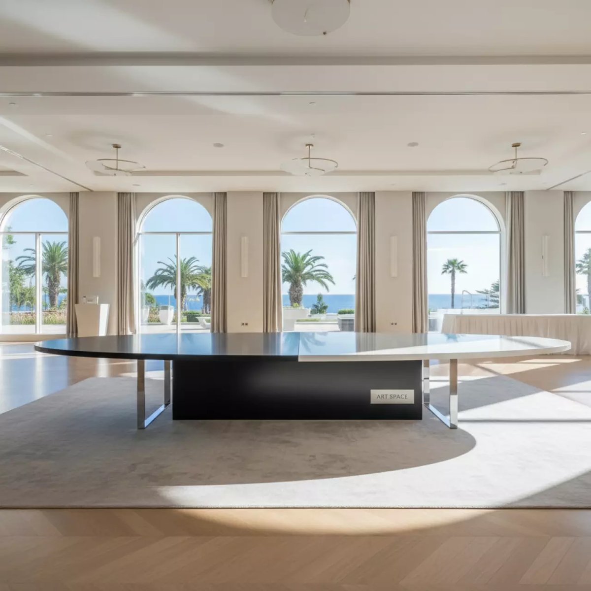 Аренда Стол для переговоров овальный 160х460 см черный или белый в отеле Radisson Lazurnaya — ART SPACE