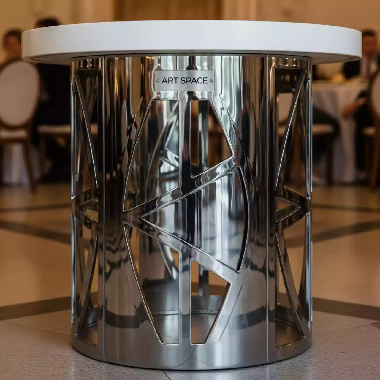 Аренда Стол для торта серебряный с белой столешницей Герольд в санатории «Октябрьский» — ART SPACE