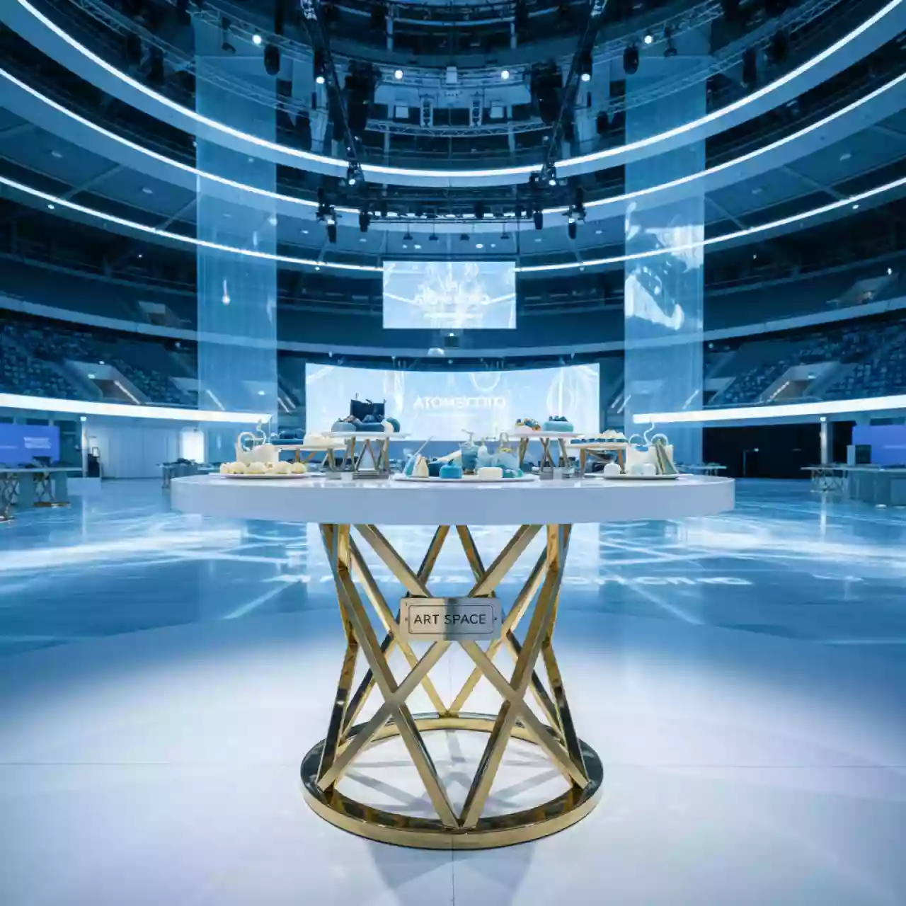 Аренда Стол для торта золотой с белой столешницей Герольд в ледовом дворце «Большой» — ART SPACE
