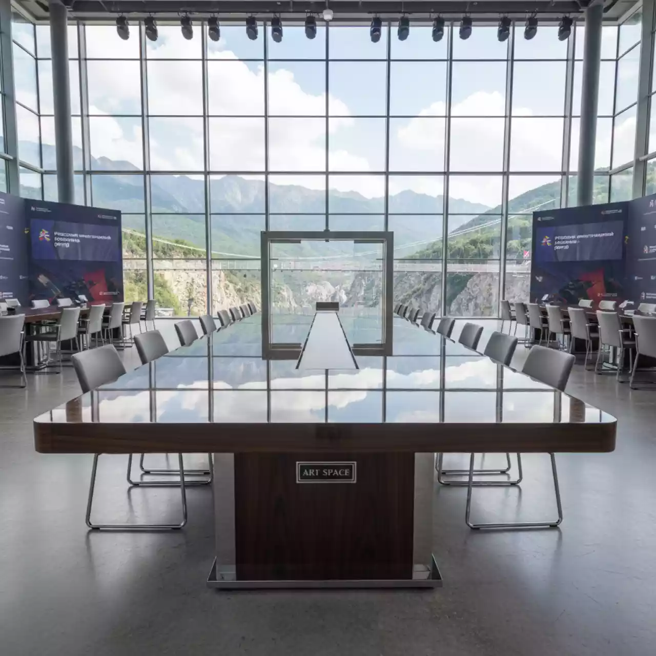 Аренда Стол Duet D80 в Skypark Sochi — ART SPACE