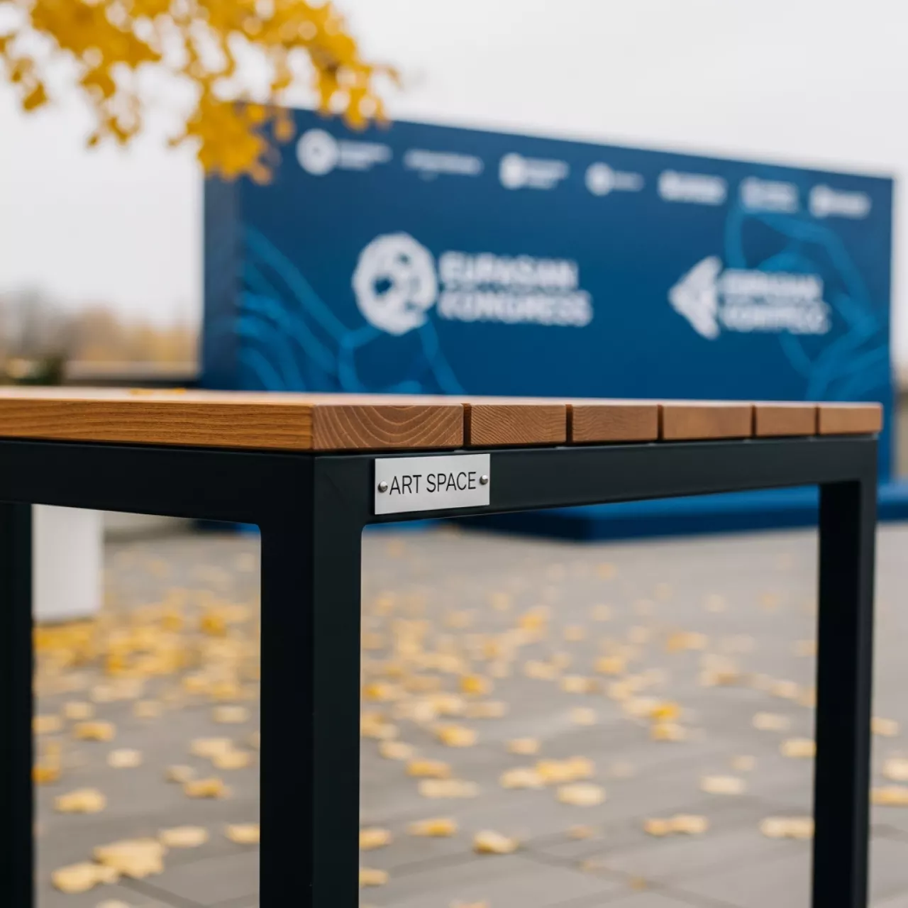 Аренда Стол Фьюри уличный в Маринс Парк Отеле — ART SPACE