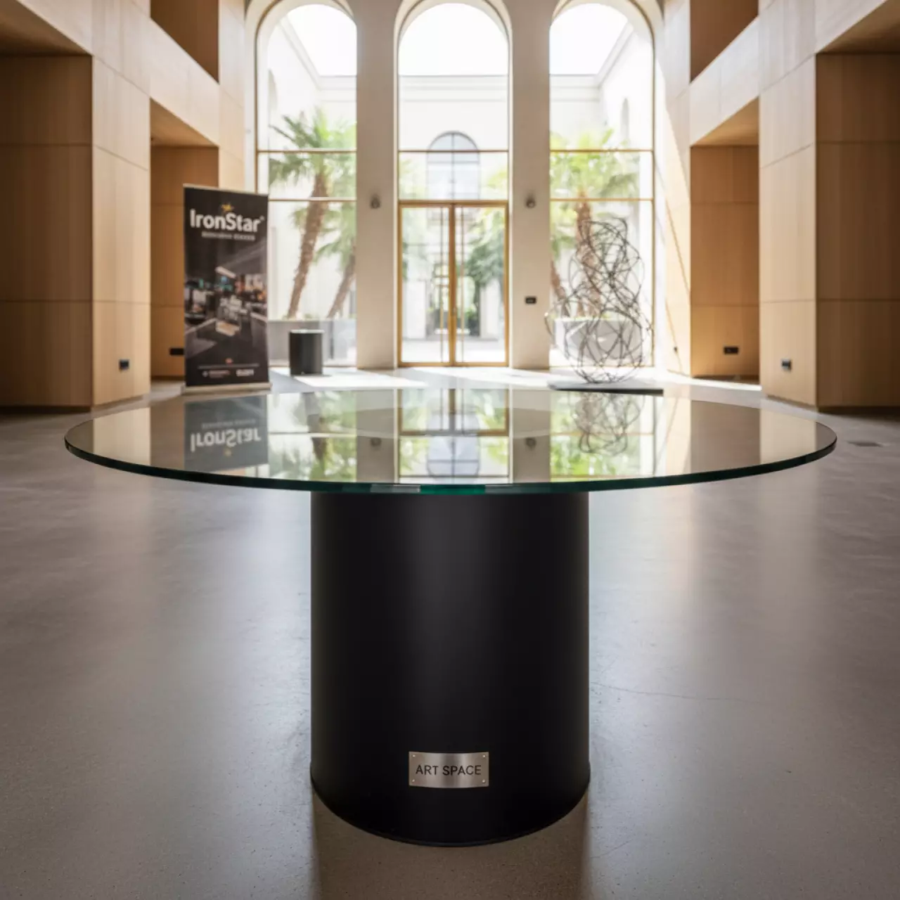 Аренда Стол Flor прозрачный закаленное стекло черная опора в Boutique Hotel PORTUM 1905 — ART SPACE