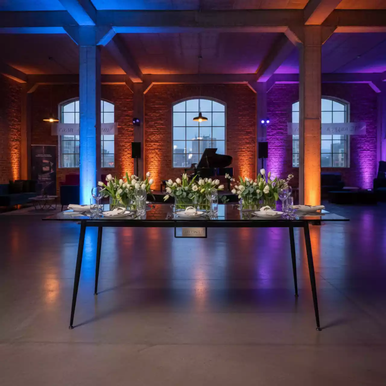 Аренда Стол Flor прозрачный закаленное стекло опоры черные в лофте «Студия 21» — ART SPACE