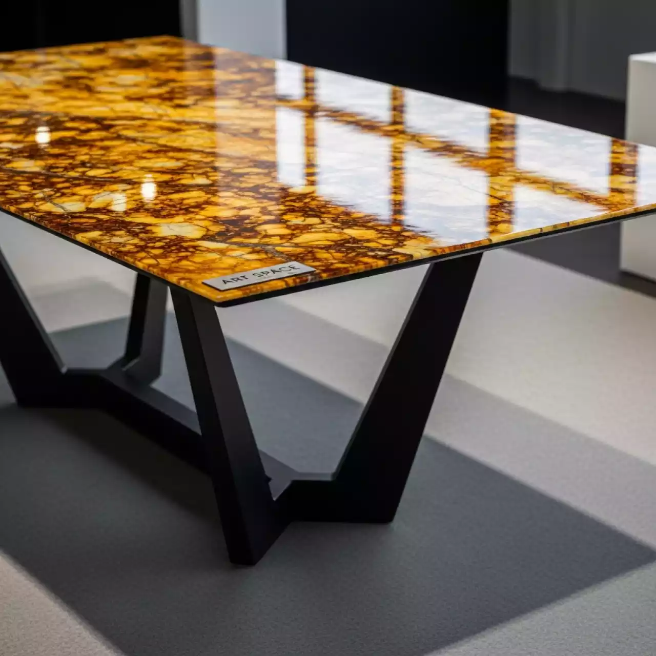 Аренда Стол Gloss Amber Jade Solid Ceramic Black Balde в Сириус Арене — ART SPACE