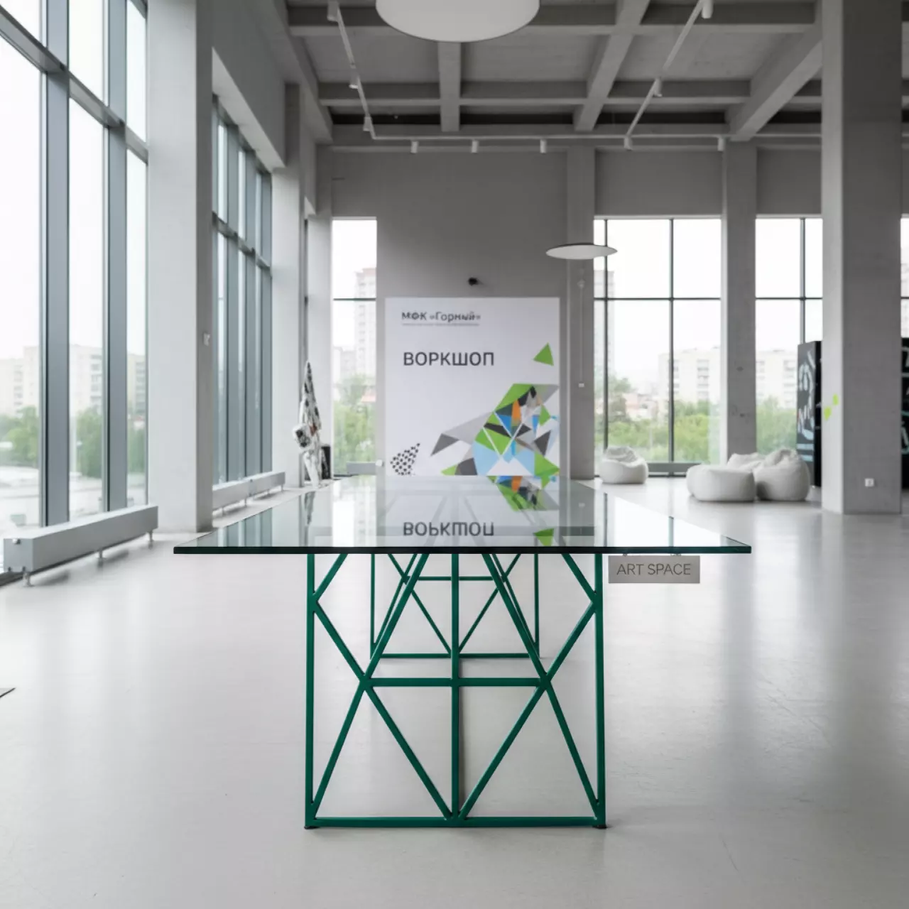 Аренда Стол Green Sky 160х75 см зеленое подстолье стекло в МФК «Горный» — ART SPACE