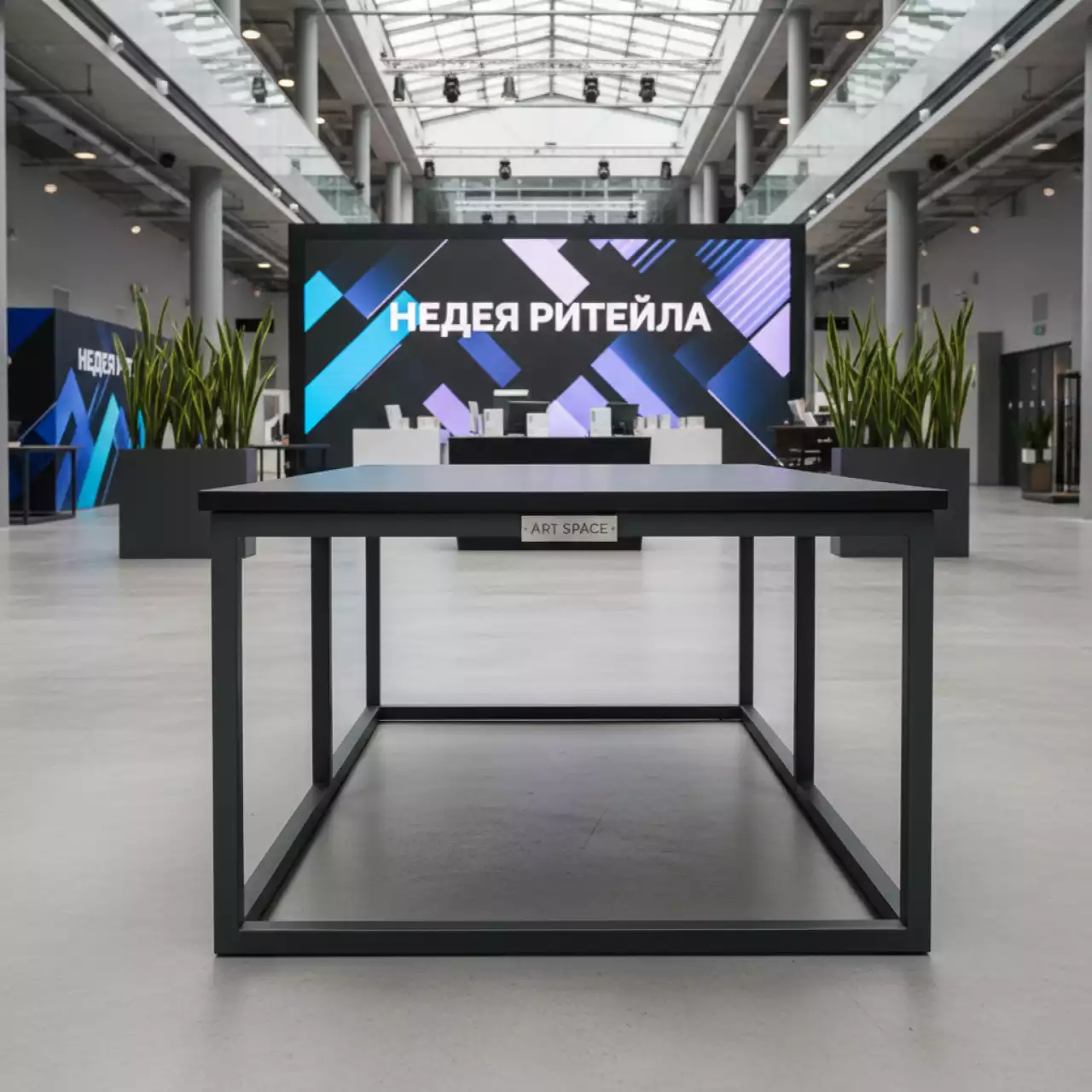 Аренда Стол Империал стальной с черной столешницей 1300х650 мм высота 800 мм в Университете «Сириус» — ART SPACE