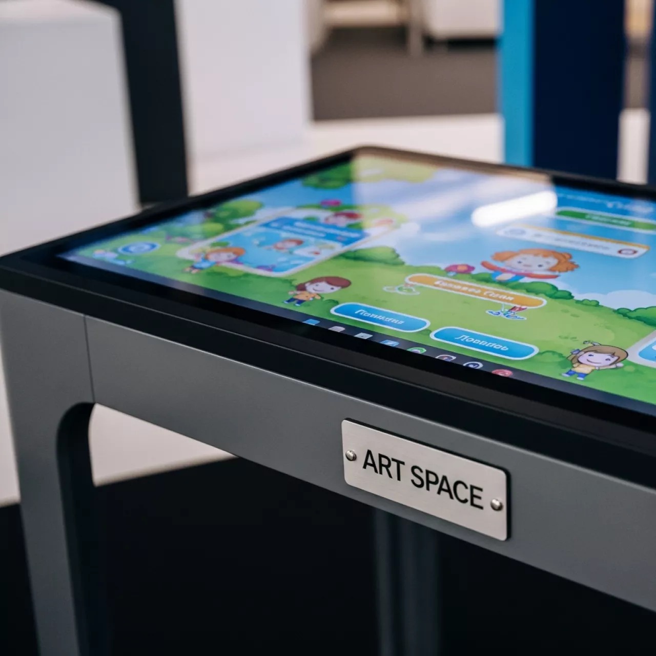 Аренда Стол интерактивный детский Ronplay Аркада 43 дюйма в комплексе «Дагомыс» — ART SPACE