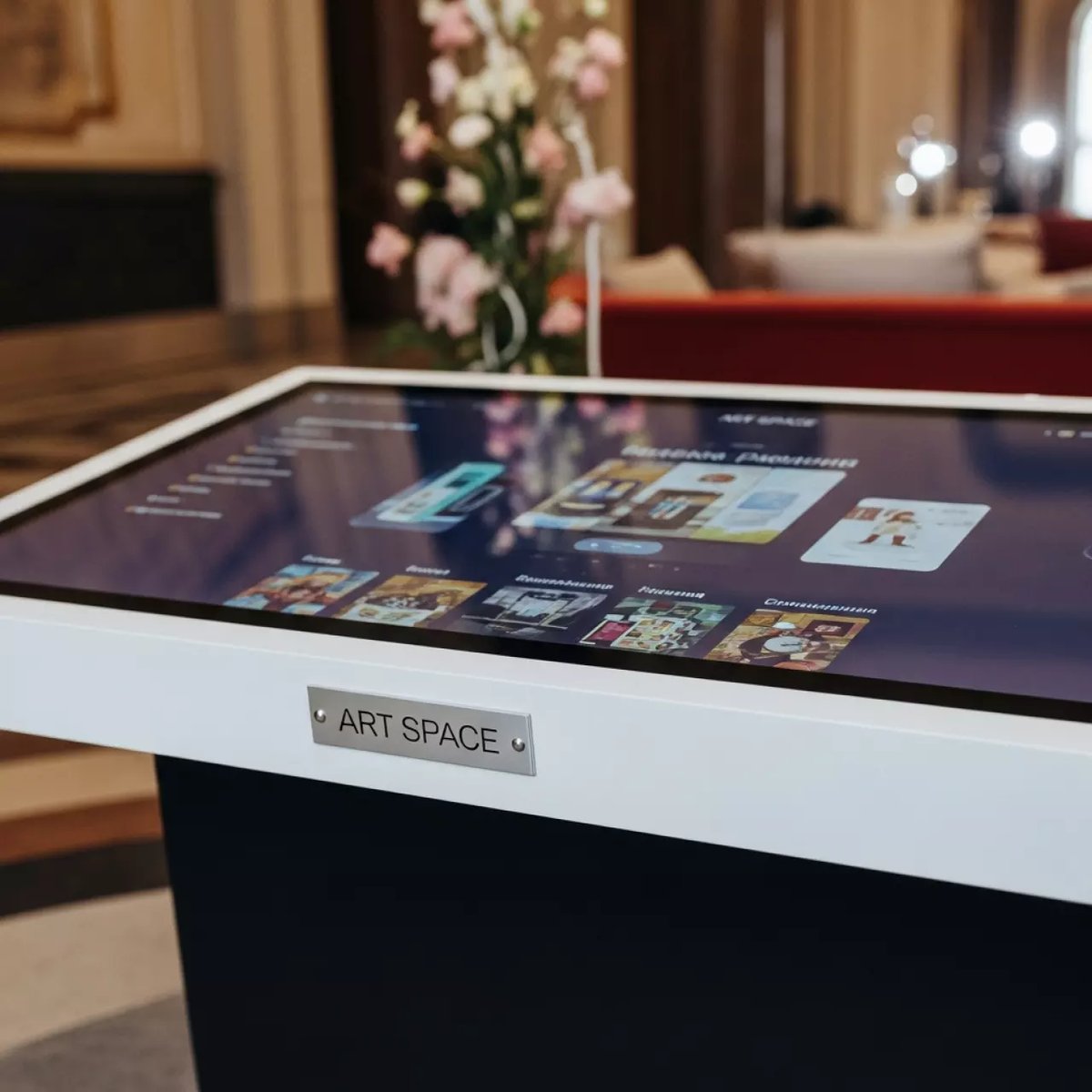 Аренда Стол интерактивный сенсорный ФЛАГМАН 55PL 32 касания на вилле «Анна» — ART SPACE