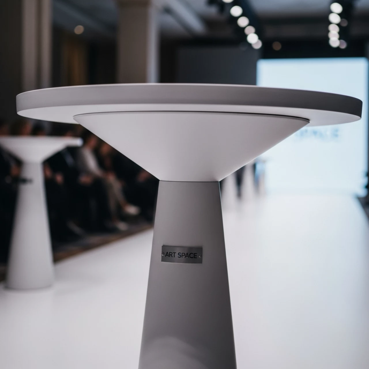 Аренда Стол из HPL пластика барный Hopla Standard в Panorama by Mercure — ART SPACE