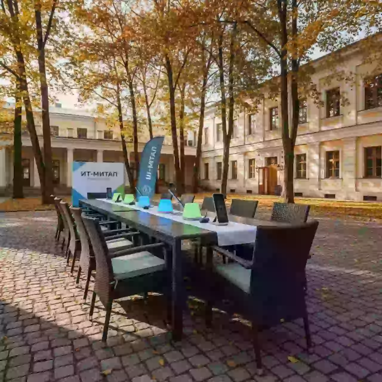 Аренда Стол из искусственного ротанга YH T4766G YH C1728W в усадьбе Голицына — ART SPACE