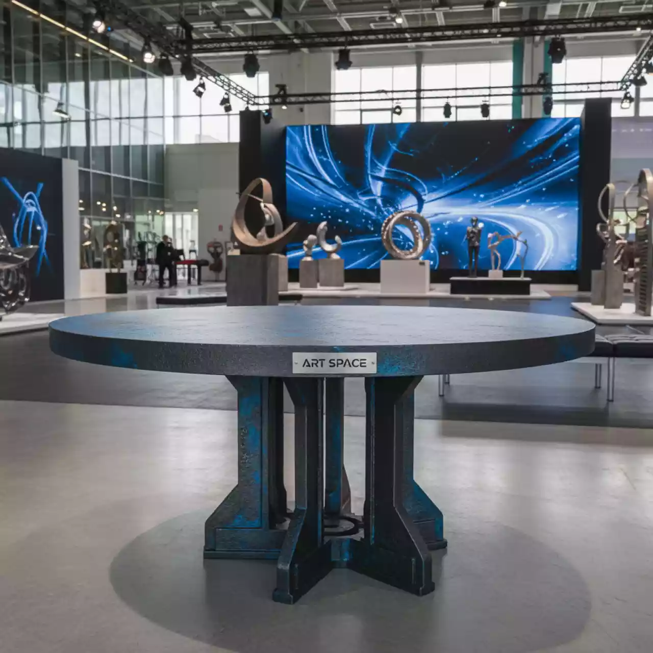 Аренда Стол из литого алюминия 120 см в Omega Sirius — ART SPACE