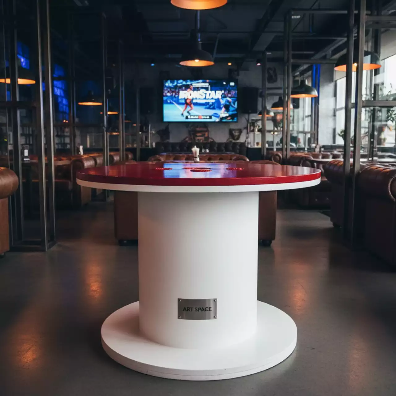 Аренда Стол катушка белый с красной столешницей в ресторане «Плакучая Ива» — ART SPACE