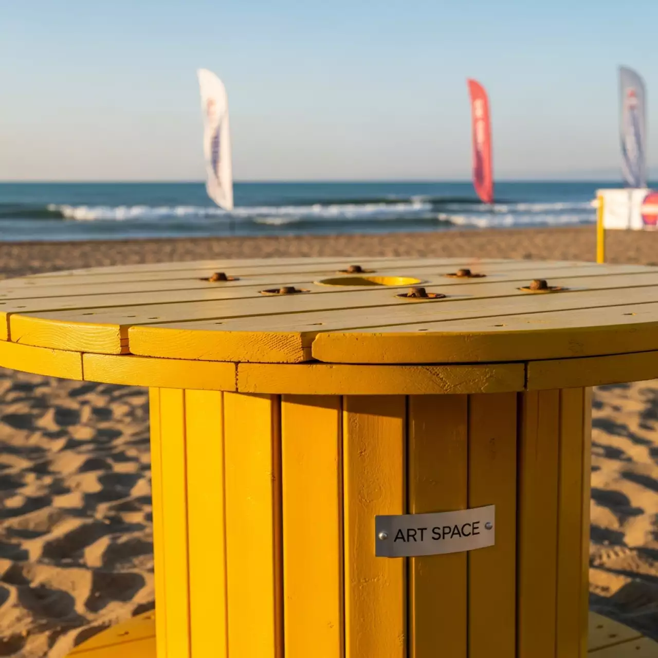 Аренда Стол катушка желтый на пляже «Ривьера» — ART SPACE