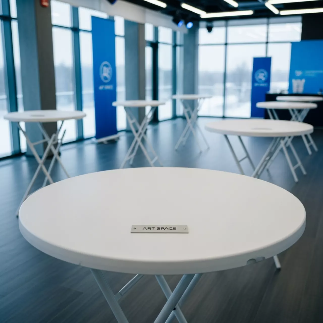 Аренда Стол Кейт 116 круглый складной пластиковый в отеле «Звездный» — ART SPACE