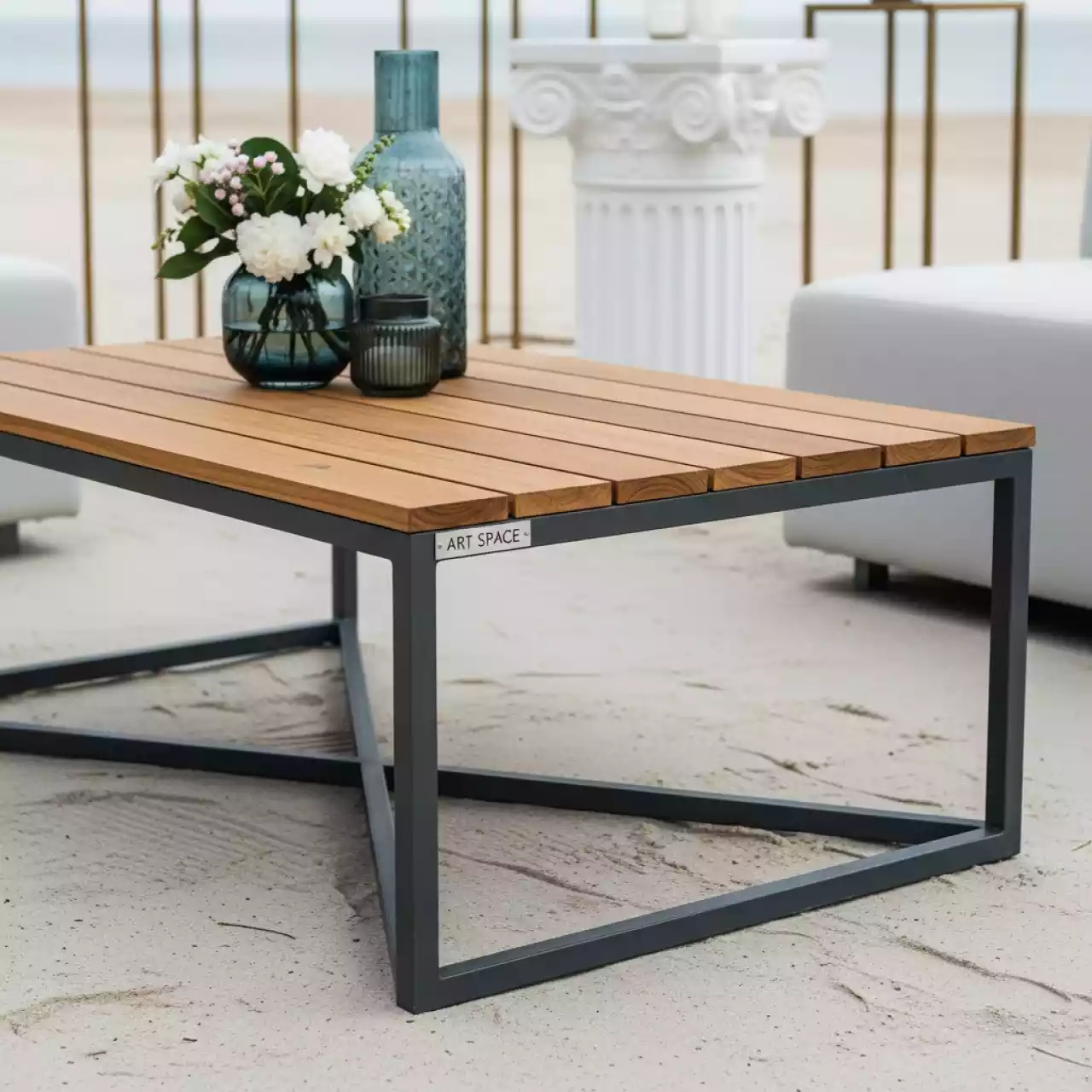 Аренда Стол кофейный Amal антрацит натуральный алюминий тик на пляже «Ривьера» — ART SPACE