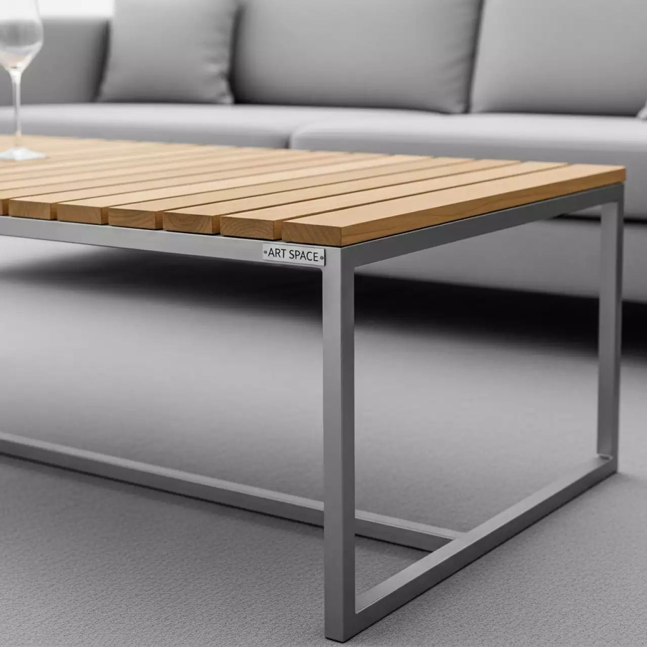 Аренда Стол кофейный Amal бежевый натуральный алюминий тик в Зимнем театре — ART SPACE