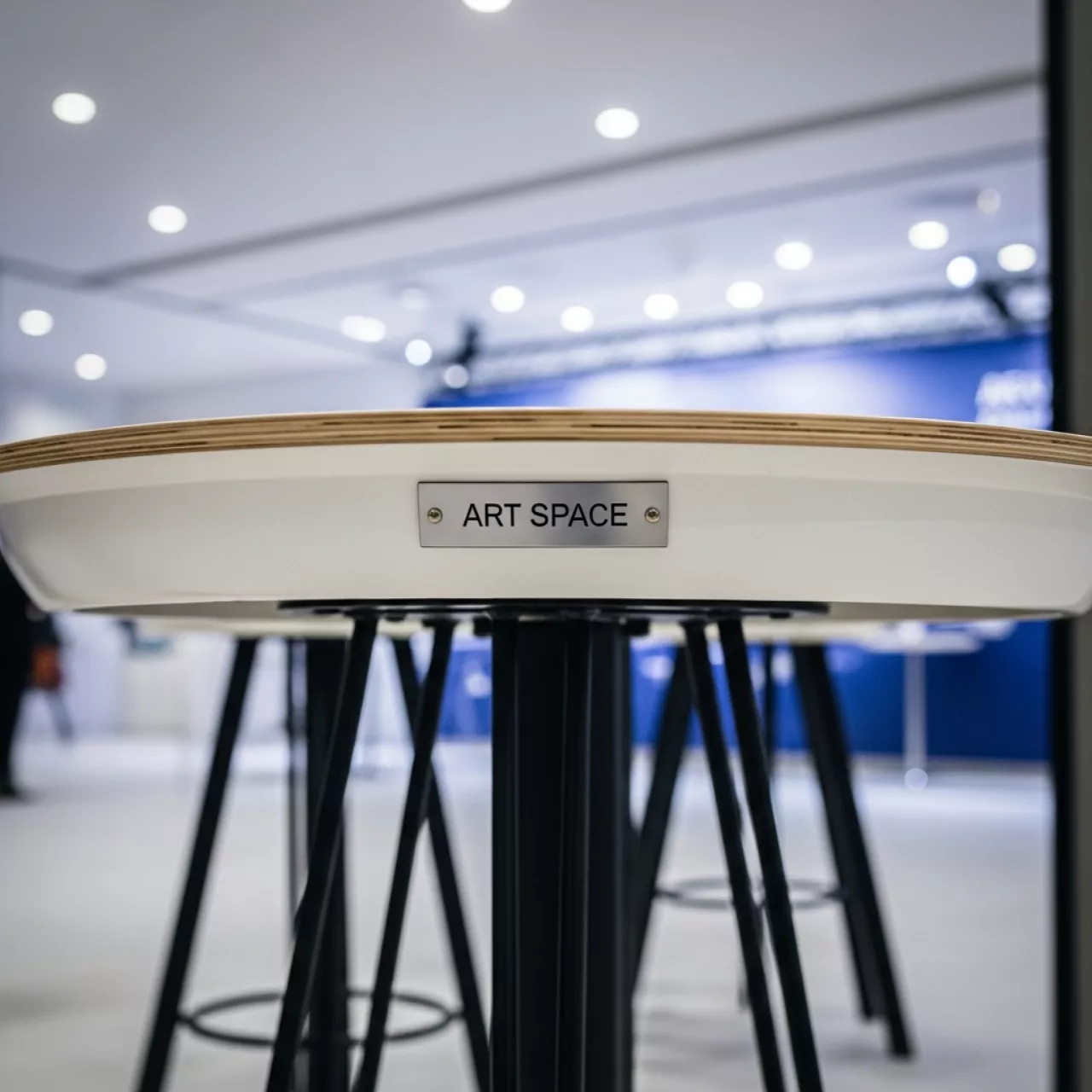 Аренда Стол коктейльный Eames в Imeretinskiy Hotel — ART SPACE