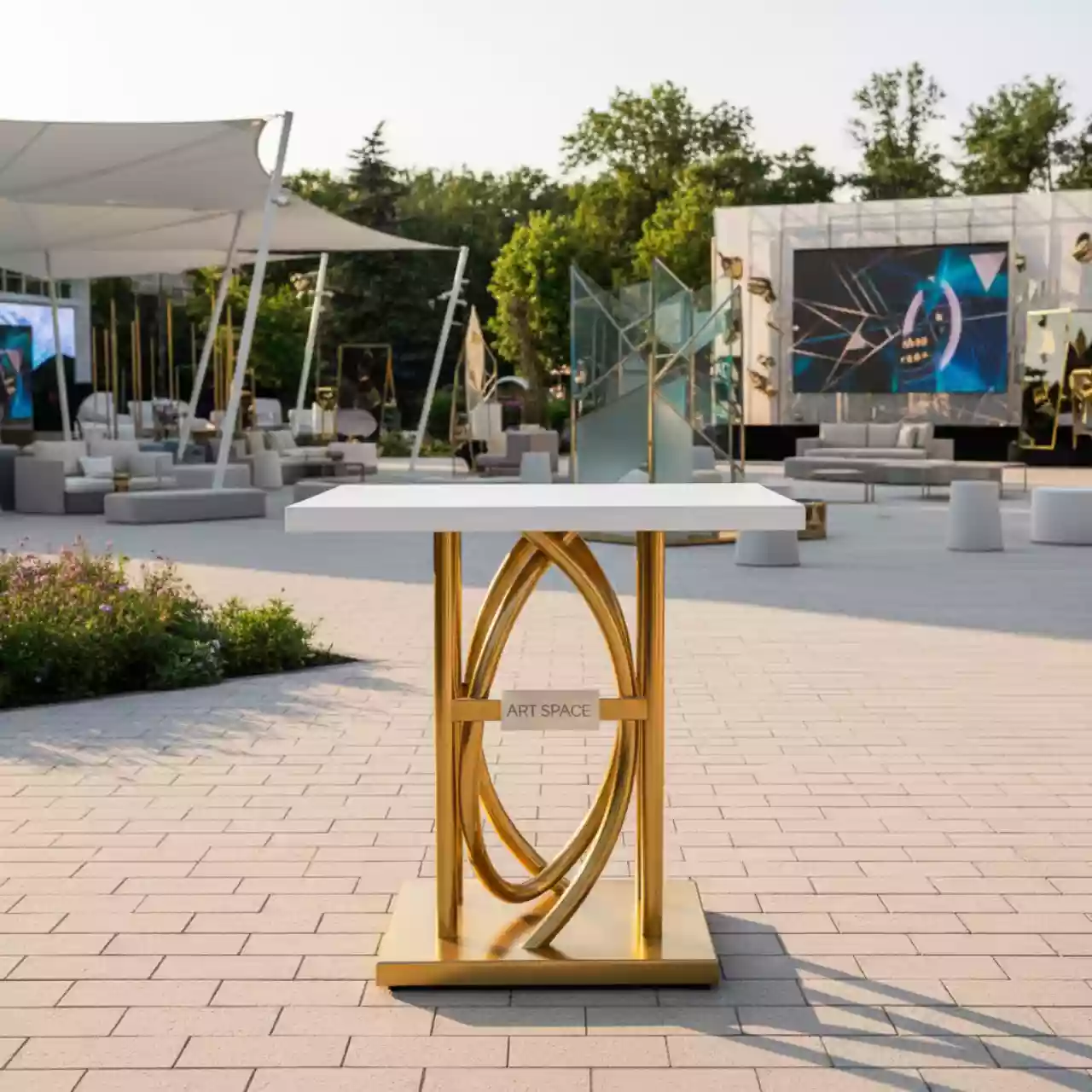 Аренда Стол коктейльный Император золотой с белой поверхностью 110х60 см в парке «Ривьера» — ART SPACE