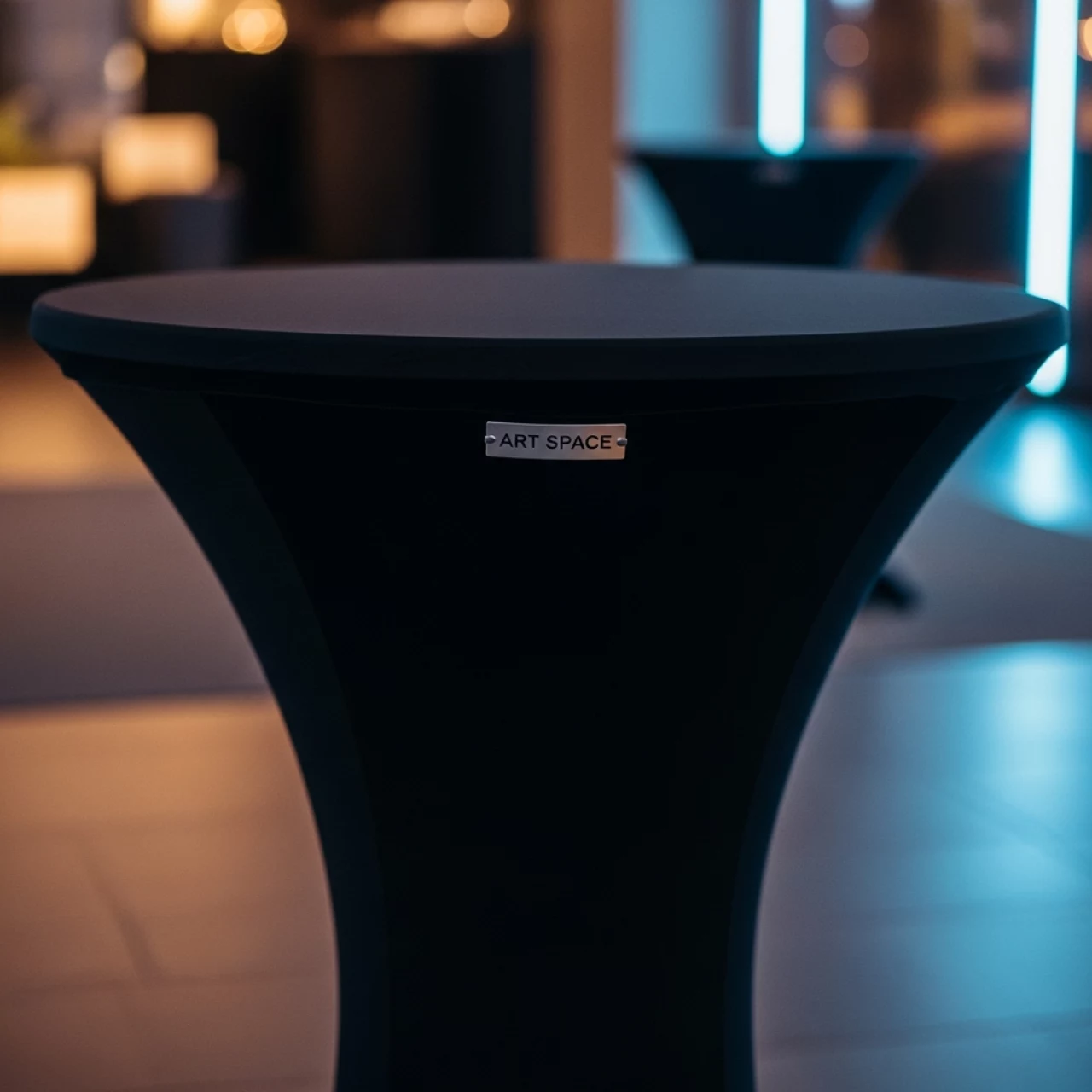 Аренда Стол коктейльный круглый D70хH105 см черная стрейч скатерть в ресторане «Магадан» — ART SPACE