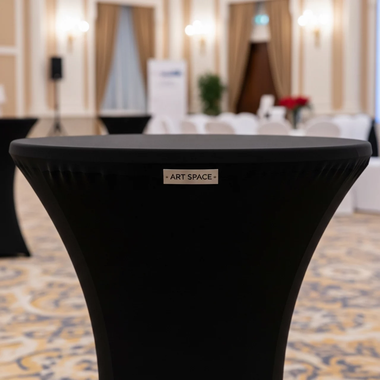 Аренда Стол коктейльный круглый D70хH105 см черная стрейч скатерть в Сочи Парк Отеле — ART SPACE