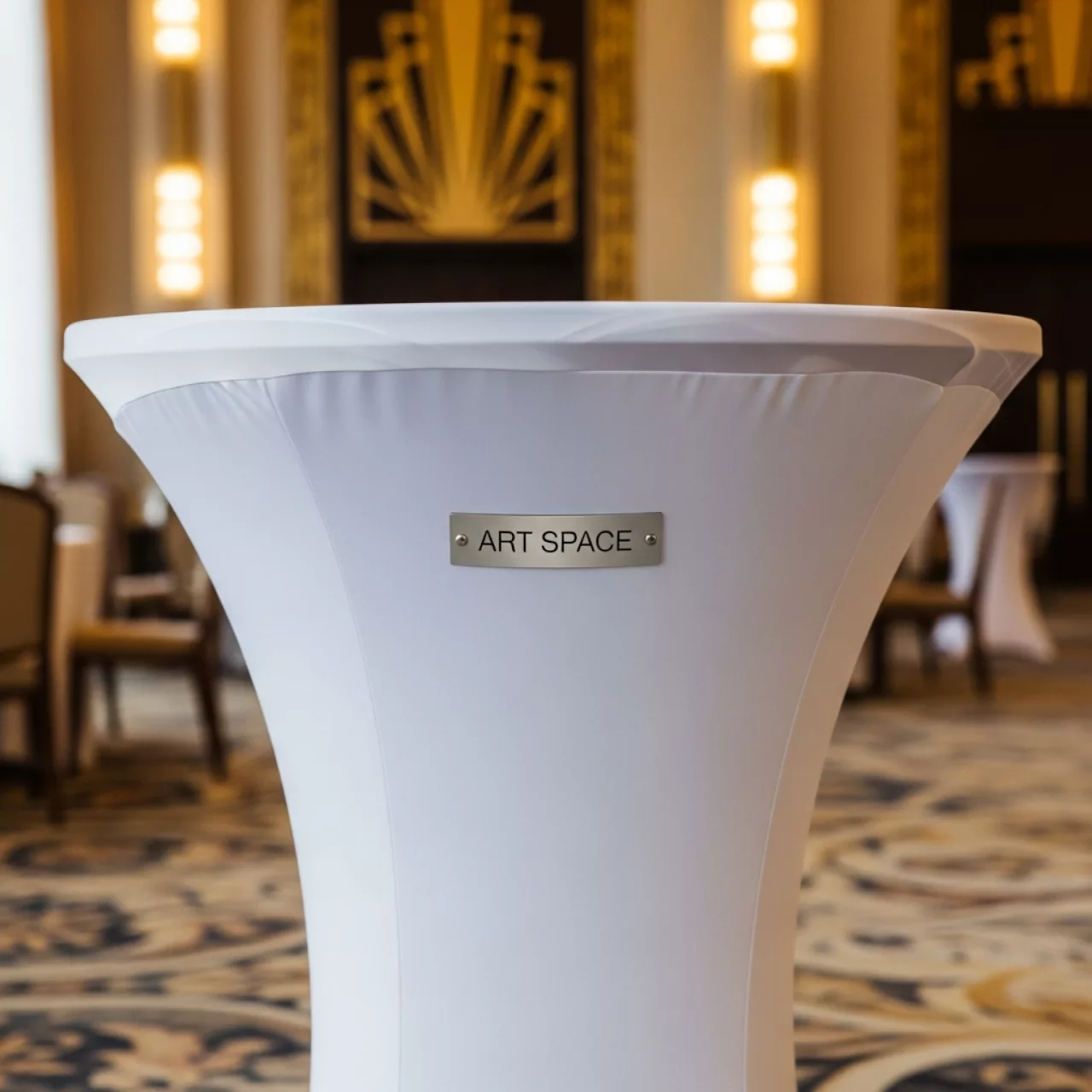 Аренда Стол коктейльный круглый D70хH105 см с белой скатертью в Karat Resort — ART SPACE