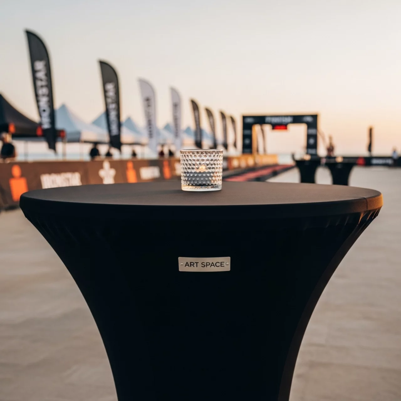 Аренда Стол коктейльный круглый D70хH105 см с черной стрейч скатертью 02 160BK в пляжном комплексе VinoGrad — ART SPACE